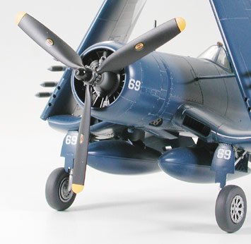 MODELO ESCALA 1 48 Vought F4U 1D Corsair W Moto Tug Fuerza Aerea De