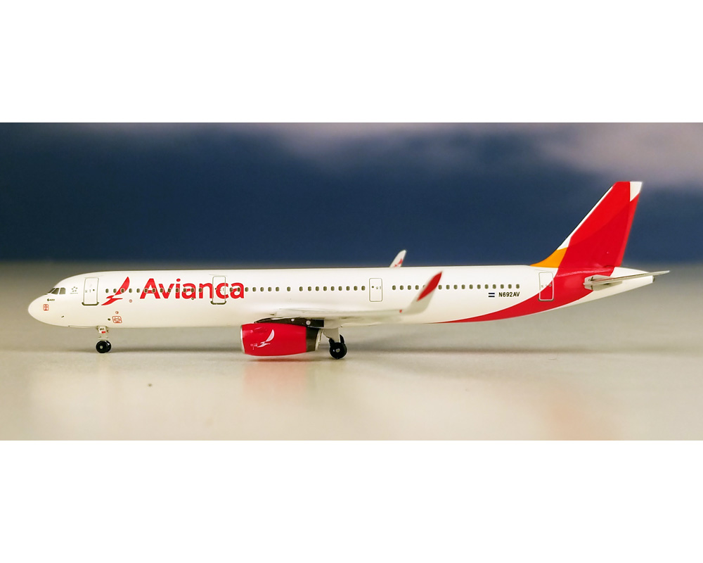 MODELO ESCALA 1/400 AVIANCA A321 N692AV CON BANDERA DE EL SALVADOR, EDICION LIMITADA