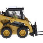 MODELO ESCALA 1/50 Caterpillar 242D3 Skid Steer Loader with Work Tools - MONTACARGA CAT