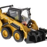 MODELO ESCALA 1/50 Caterpillar 242D3 Skid Steer Loader with Work Tools - MONTACARGA CAT