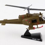 MODELO ESCALA 1/87 UH-1C US Army Huey Gunship - 1ST Cavalry Division