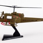 MODELO ESCALA 1/87 UH-1C US Army Huey Gunship - 1ST Cavalry Division