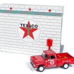 MODELO A ESCALA 1:64 Diorama - Resin Texaco Station with Diecast 1965 Chevrolet Pickup - Limited Edition