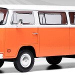 MODELO ESCALA 1/24 DE MICROBUS 1974 Volkswagen Type 2 Bus in Brilliant Orange - IXO AMERICA