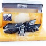 MODELO ESCALA 1:24 Metals Diecast 1989 Batmobile with Die Cast Batman Figure (Black)