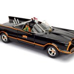 MODELO ESCALA 1:24 W/B Metals - 1966 Classic TV Series Batmobile W/ Batman & Robin Figures