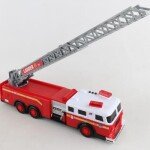 MODELO A ESCALA DE BOMBEROS FDNY LADDER TRUCK W/LIGHTS & SOUND