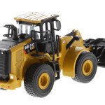 MODELO ESCALA 1:64 950M CAT Wheels Loader with Log Fork, General Purpose Bucket and Simulated Logs