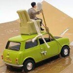 MODELO ESCALA 1/36 Mr Bean - Mini with Chair and Mr Bean Figure on Top - 'Do-It-Yourself Mr. Bean’