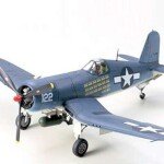 MODELO ESCALA 1/48 Vought F4U-1D Corsair® w/"Moto-Tug" fuerza aerea de El Salvador