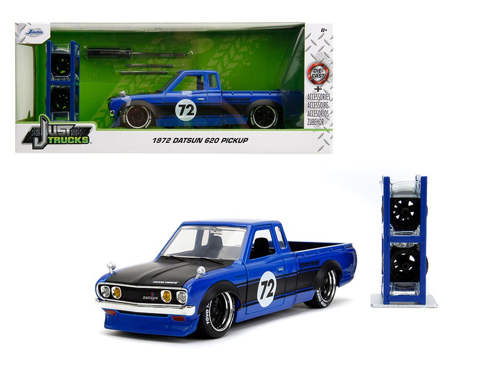 MODELO Jada 1:24 1972 Datsun 620 Pickup – Blue – Just Trucks with Rack and Wheels