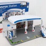 MODELO ESCALA 1:64 DIORAMA – Chevron Station and Food Mart with Gas Tanker Truck