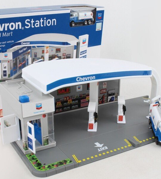 MODELO ESCALA 1:64 DIORAMA – Chevron Station and Food Mart with Gas Tanker Truck