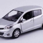 MODELO ESCALA 1/36 Silver / Blue Diecast Toyota Yaris