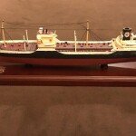 MODELO ORIGINAL A ESCALA 1/400 DE BARCO TANQUERO DE TEXACO 'OHIO' DE RESINA (ARMADO EN BASE DE MADERA Y PLACA DE BRONCE)