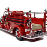 MODELO ESCALA 1/24 1935 Mack Type 75BX Fire Engine Truck Red with Accessories Diecast Model - CAMION BOMBERO