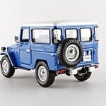 MODELO ESCALA 1:24 Toyota FJ40 LAND CRUISER (BLUE with white roof) – Platinum Collection