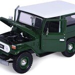 MODELO ESCALA 1:24 Toyota FJ40 (VERDE CON TECHO BLANCO) – Platinum Collection