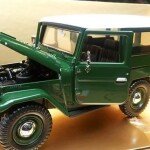 MODELO ESCALA 1:24 Toyota FJ40 (VERDE CON TECHO BLANCO) – Platinum Collection