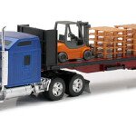 MODELO ESCALA 1/32 Kenworth W900 with a Flatbed Trailer with Forklift and Pallets