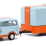 MODELO ESCALA 1/64 Gulf Oil - 1972 Ford Club Wagon with Enclosed Car Hauler