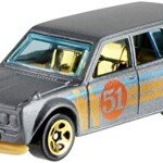 MODELO ESCALA 1/64 Hot Wheels 51st Anniversary Satin and Chrome 1971 Datsun 510 Wagon