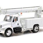 CAMION New Ray 1:43 International 4200 Digger – Utilitario – Camionero de larga distancia (PERFORADOR PARA POSTES CAESS)