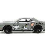 MODELO ESCALA 1:24 2015 Dodge Challenger Hellcat with Jerry – Tom & Jerry – Hollywood Rides CON FIGURA DE JERRY