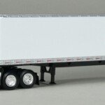 MODELO ESCALA 1/64 Kenworth T660 Tractor Trailer with Sleeper Cab and Double Rear Doors in Blank White