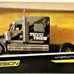 MODELO ESCALA 1:64 Custom Rigs - International LoneStar (CABEZAL) - TOYO TIRES