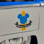 MODELO ESCALA 1:24 1962 Volkswagen Bus with Mickey Figure – Disney Mickey Mouse and Friends