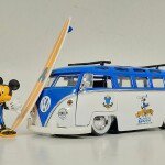 MODELO ESCALA 1:24 1962 Volkswagen Bus with Mickey Figure – Disney Mickey Mouse and Friends