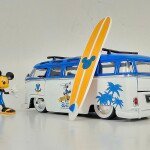 MODELO ESCALA 1:24 1962 Volkswagen Bus with Mickey Figure – Disney Mickey Mouse and Friends