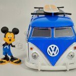 MODELO ESCALA 1:24 1962 Volkswagen Bus with Mickey Figure – Disney Mickey Mouse and Friends
