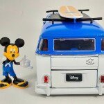 MODELO ESCALA 1:24 1962 Volkswagen Bus with Mickey Figure – Disney Mickey Mouse and Friends