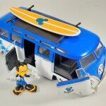 MODELO ESCALA 1:24 1962 Volkswagen Bus with Mickey Figure – Disney Mickey Mouse and Friends