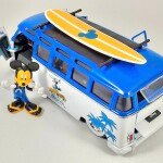 MODELO ESCALA 1:24 1962 Volkswagen Bus with Mickey Figure – Disney Mickey Mouse and Friends
