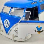 MODELO ESCALA 1:24 1962 Volkswagen Bus with Mickey Figure – Disney Mickey Mouse and Friends