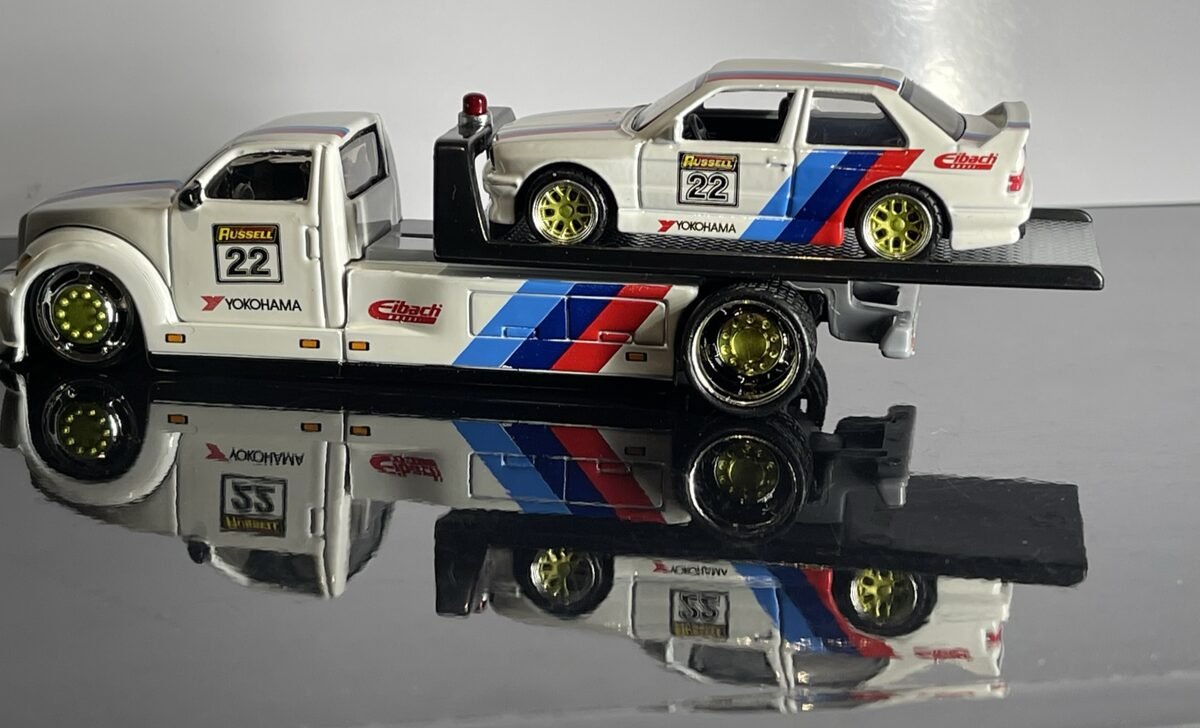 MODELO ESCALA 1:64 Maisto Flatbed With 1988 BMW M3 E30 – Design Elite Transport