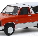 MODELO ESCALA 1:64 1984 Chevrolet K5 Blazer Custom (Red and White)