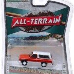 MODELO ESCALA 1:64 1984 Chevrolet K5 Blazer Custom (Red and White)