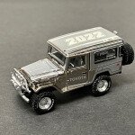 MODELO ESCALA 1:64 1980 Toyota Land Cruiser “Forty” Series (Chrome) with Showcase – FJ40