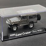 MODELO ESCALA 1:64 1980 Toyota Land Cruiser “Forty” Series (Chrome) with Showcase – FJ40