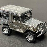 MODELO ESCALA 1:64 1980 Toyota Land Cruiser “Forty” Series (Chrome) with Showcase – FJ40