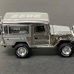 MODELO ESCALA 1:64 1980 Toyota Land Cruiser “Forty” Series (Chrome) with Showcase – FJ40