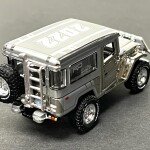 MODELO ESCALA 1:64 1980 Toyota Land Cruiser “Forty” Series (Chrome) with Showcase – FJ40