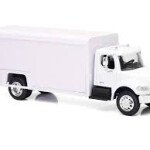 CAMION DE BEBIDAS A ESCALA New Ray 1:43 Freightliner M2 Box Truck – White – Utility – Long Haul Trucker