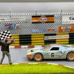 MODELO GULF Auto World x American Diorama 1:64 1965 Ford GT40 Race Worn With Flag Man Figure Limited 4,800 Pieces – Mijo Exclusives