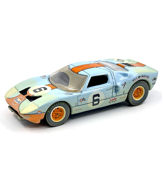 MODELO GULF Auto World x American Diorama 1:64 1965 Ford GT40 Race Worn With Flag Man Figure Limited 4,800 Pieces – Mijo Exclusives