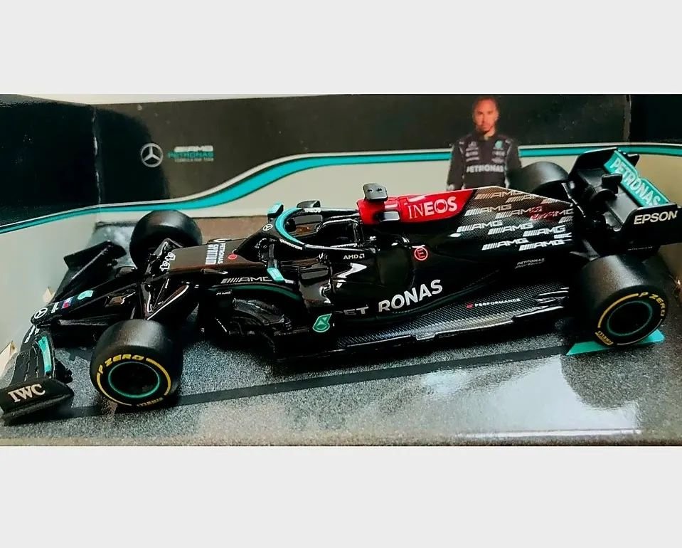 Maisto Tech 82355 1/24 Scale R/C 2.4GHz - Mercedes-AMG F1 W12 E L.Hamilton # 44